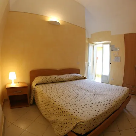 Rosso Hotel 2*